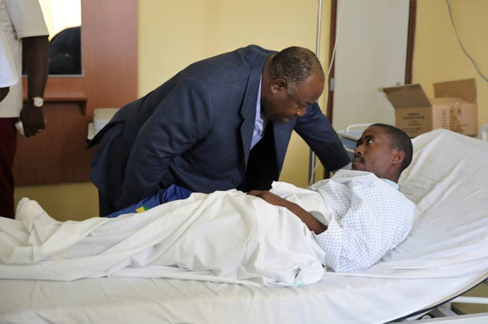 Ali Bongo très ému rend visite aux policiers et militaires bléssés Ali Bongo très ému rend visite aux policiers et militaires bléssés