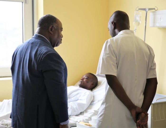 Ali Bongo très ému rend visite aux policiers et militaires bléssés Ali Bongo très ému rend visite aux policiers et militaires bléssés