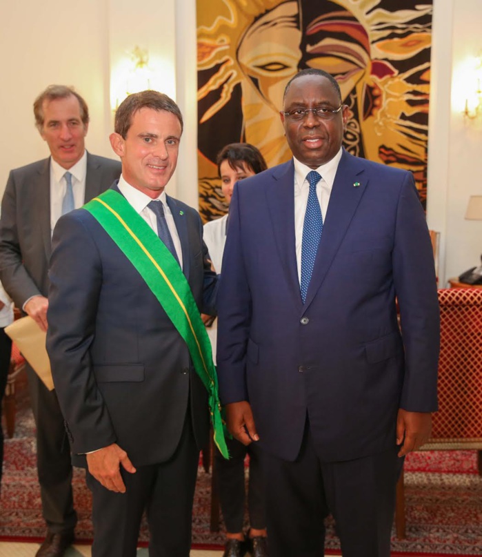 DÉCORATION : Le Premier ministre Français Manuel Valls élevé à la dignité du Grand croix dans l'ordre du mérite