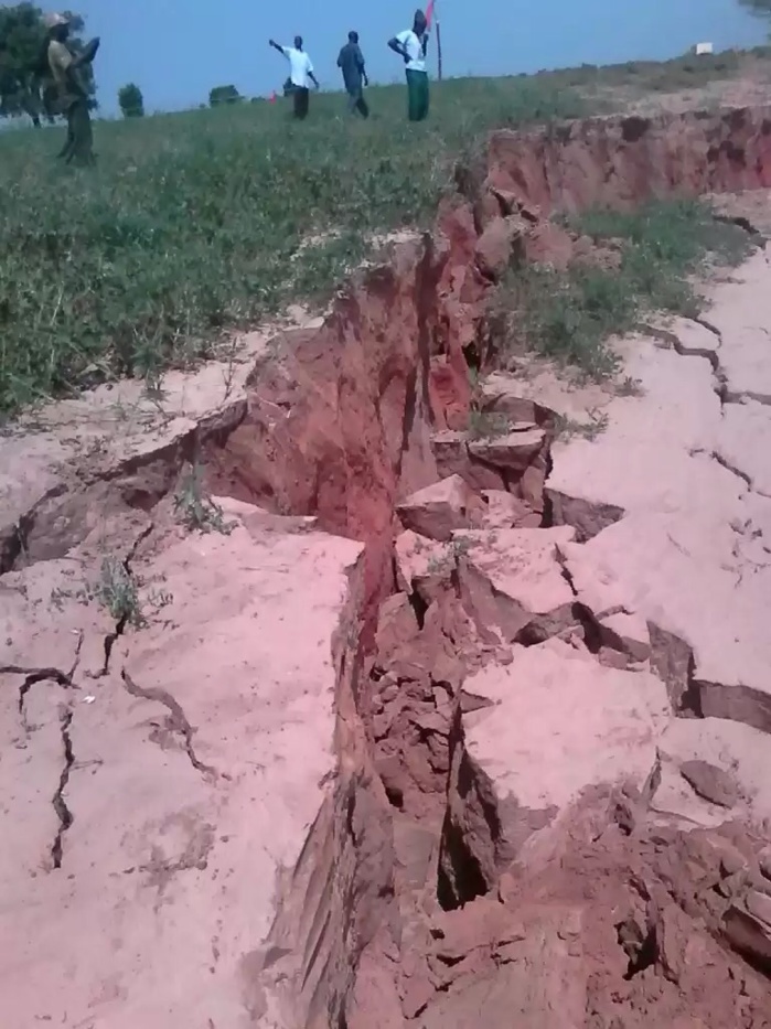 LA TERRE A TREMBLÉ A KEUR FAFA BOURY - Un cratère de 17 mètres de profondeur et 267 de diamètre LA TERRE A TREMBLÉ A KEUR FAFA BOURY - Un cratère de 17 mètres de profondeur et 267 de diamètre