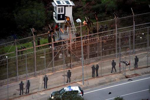 400 migrants forcent la frontière Maroc-Espagne à Ceuta