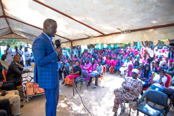 Cheikh Bakhoum prime les meilleurs élèves de Grand-Yoff Cheikh Bakhoum prime les meilleurs élèves de Grand-Yoff