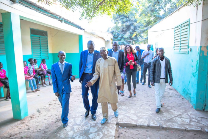 Cheikh Bakhoum prime les meilleurs élèves de Grand-Yoff Cheikh Bakhoum prime les meilleurs élèves de Grand-Yoff