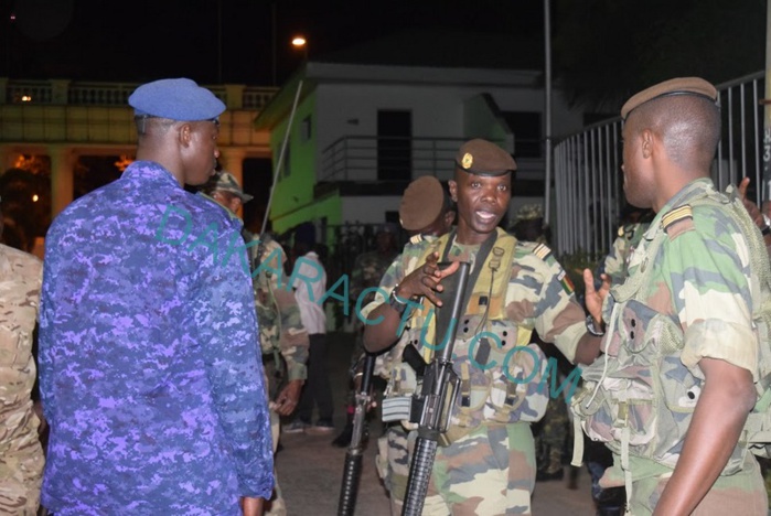GAMBIE : L'accès au palais présidentiel refusé aux soldats sénégalais de la Cedeao ...(Photos) GAMBIE : L'accès au palais présidentiel refusé aux soldats sénégalais de la Cedeao ...(Photos)