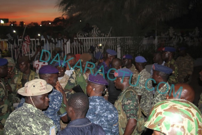 GAMBIE : L'accès au palais présidentiel refusé aux soldats sénégalais de la Cedeao ...(Photos) GAMBIE : L'accès au palais présidentiel refusé aux soldats sénégalais de la Cedeao ...(Photos)
