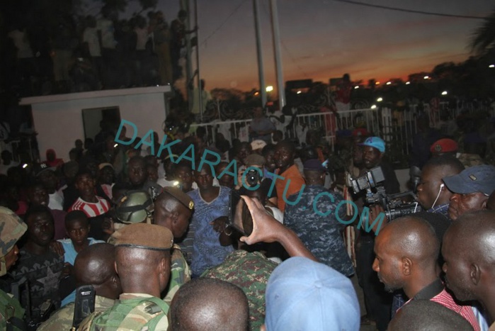 GAMBIE : L'accès au palais présidentiel refusé aux soldats sénégalais de la Cedeao ...(Photos) GAMBIE : L'accès au palais présidentiel refusé aux soldats sénégalais de la Cedeao ...(Photos)