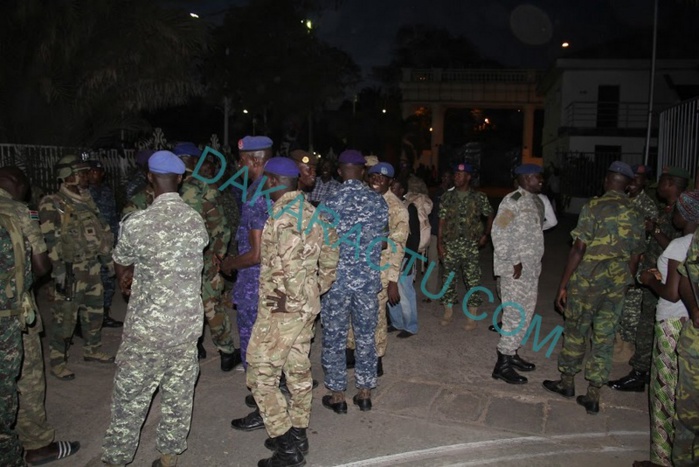 GAMBIE : L'accès au palais présidentiel refusé aux soldats sénégalais de la Cedeao ...(Photos) GAMBIE : L'accès au palais présidentiel refusé aux soldats sénégalais de la Cedeao ...(Photos)