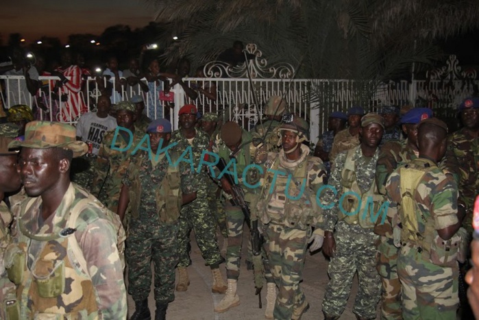 GAMBIE : L'accès au palais présidentiel refusé aux soldats sénégalais de la Cedeao ...(Photos) GAMBIE : L'accès au palais présidentiel refusé aux soldats sénégalais de la Cedeao ...(Photos)
