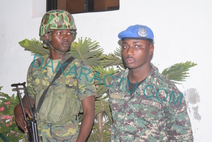 GAMBIE : L'accès au palais présidentiel refusé aux soldats sénégalais de la Cedeao ...(Photos) GAMBIE : L'accès au palais présidentiel refusé aux soldats sénégalais de la Cedeao ...(Photos)