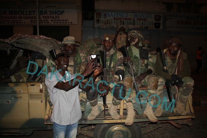 GAMBIE : L'accès au palais présidentiel refusé aux soldats sénégalais de la Cedeao ...(Photos) GAMBIE : L'accès au palais présidentiel refusé aux soldats sénégalais de la Cedeao ...(Photos)