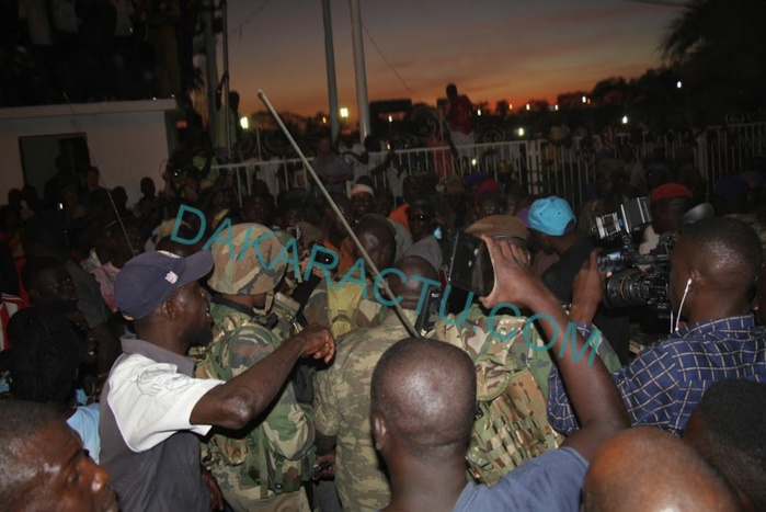 GAMBIE : L'accès au palais présidentiel refusé aux soldats sénégalais de la Cedeao ...(Photos) GAMBIE : L'accès au palais présidentiel refusé aux soldats sénégalais de la Cedeao ...(Photos)