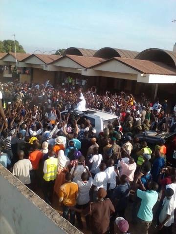 GAMBIE : Le président Adama Barrow se "paie" un bain de foule à Banjul