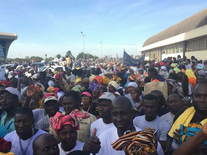 GAMBIE : Le président Adama Barrow se "paie" un bain de foule à Banjul
