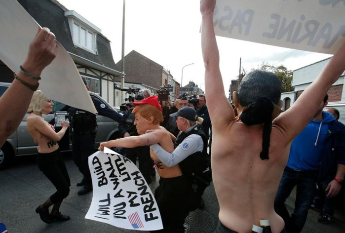 Des Femen arrêtées à Hénin-Beaumont près du bureau de vote de Marine Le Pen Des Femen arrêtées à Hénin-Beaumont près du bureau de vote de Marine Le Pen