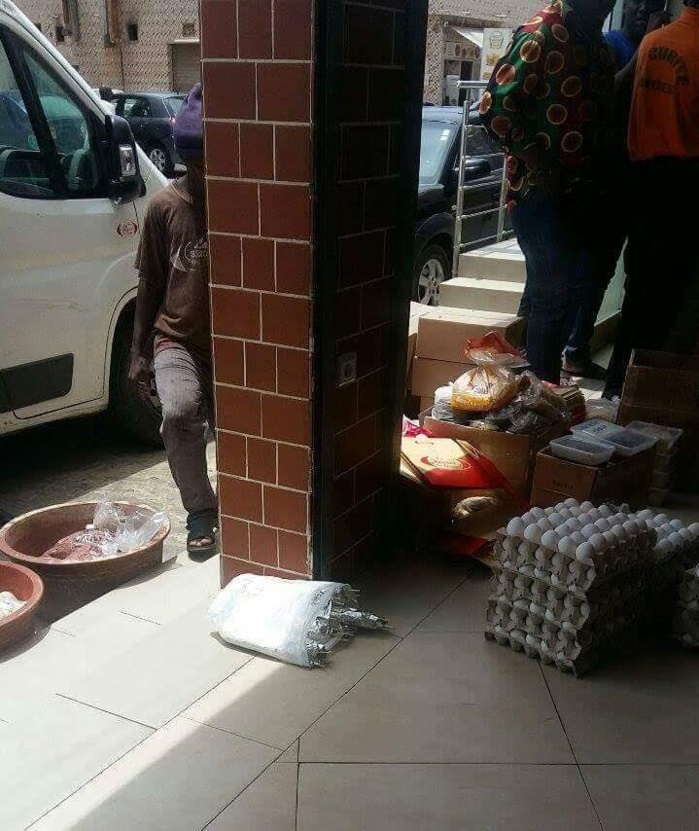 INSOLITE : Quand à la Brioche Dorée, on dépose la nourriture par terre avant de la servir... INSOLITE : Quand à la Brioche Dorée, on dépose la nourriture par terre avant de la servir...