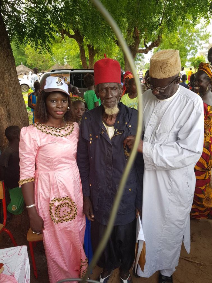 DIARRÈRE : Thérèse Faye Diouf pose avec un militant de Macky Sall âgé de 104 ans