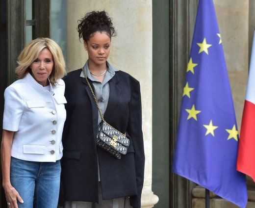 Rihanna rencontre Brigitte Macron dans une tenue... étrange (Photos)
