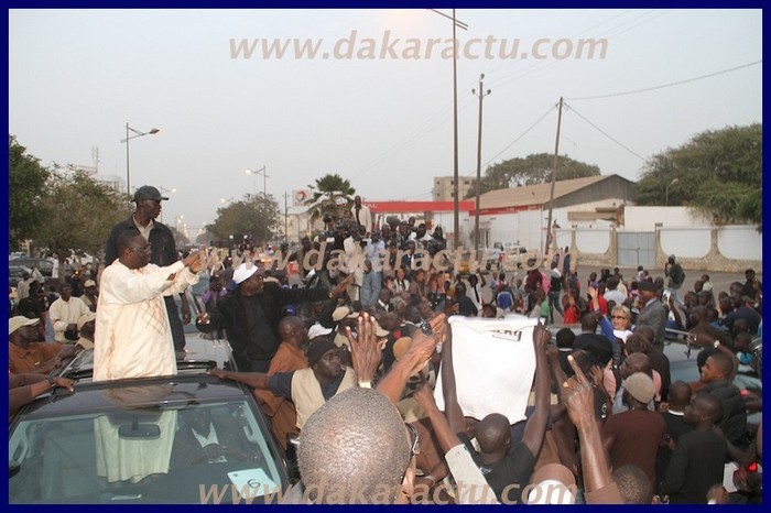 Image du face-à-face Abdoulaye Wade - Macky Sall sur l'avenue Bourguiba