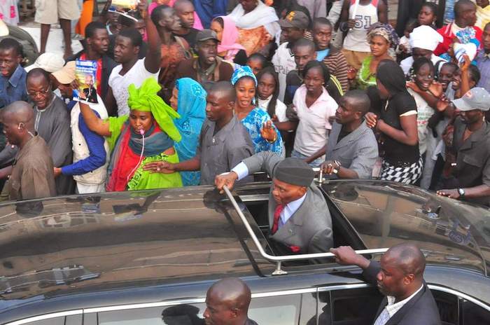 Le cortège d'Abdoulaye Wade violemment attaqué à Nguéniène Le cortège d'Abdoulaye Wade violemment attaqué à Nguéniène