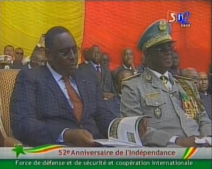 Le président de la République arrive à 10h précises à la place de l'Indépendance.