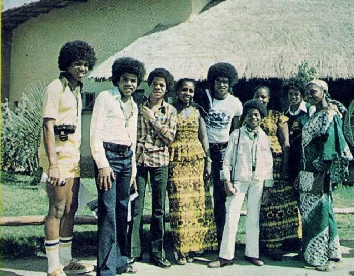 Le petit Michaël Jackson et sa famille lors de leur 1ère visite au Sénégal en 1975 Le petit Michaël Jackson et sa famille lors de leur 1ère visite au Sénégal en 1975