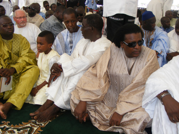 Cheikh Amar de TSE à coté du chef réligieux Abdourahmane Fall Tilala à la prière à Massalikoul Jinaane