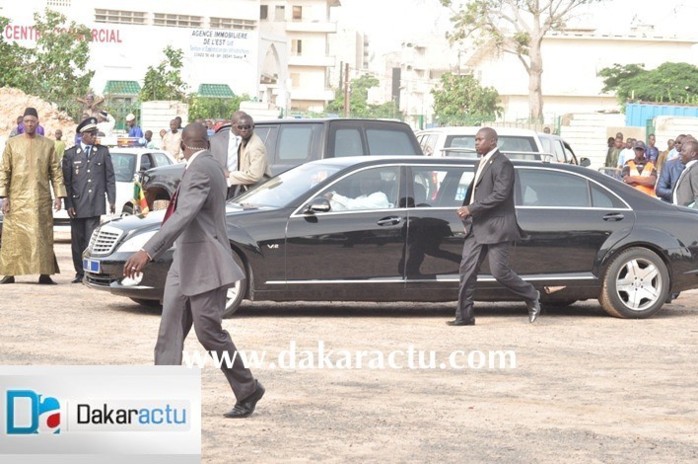 Korité 2012 : L'arrivée de la voiture de Macky Sall Korité 2012 : L'arrivée de la voiture de Macky Sall
