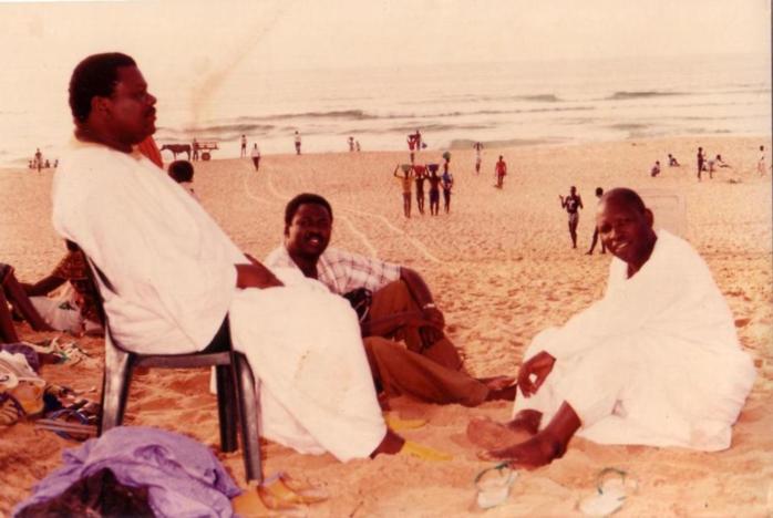 Cheikh Béthio Thioune à la plage avec des talibés