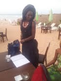 Fleur Mbaye à la plage, en tenue traditionnelle.