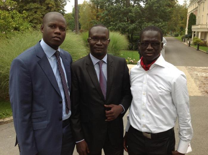 Lors de la cérémonie organisée en l'honneur de son mentor, Massaly prend la pose. Lors de la cérémonie organisée en l'honneur de son mentor, Massaly prend la pose.