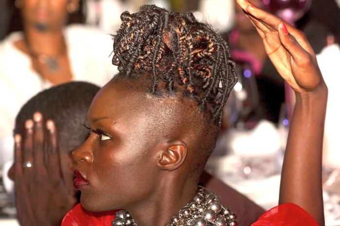Le mannequin Chacha Kara et sa drôle de coiffure.