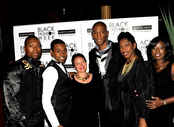 Le chanteur Thierry Cham entouré des stylistes du Black Fashion week.