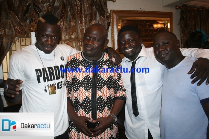 Les images de la réconciliation entre les lutteurs Zoss et Boy Niang sous l'égide de Gaston Mbengue et Malick Thiandoum Les images de la réconciliation entre les lutteurs Zoss et Boy Niang sous l'égide de Gaston Mbengue et Malick Thiandoum