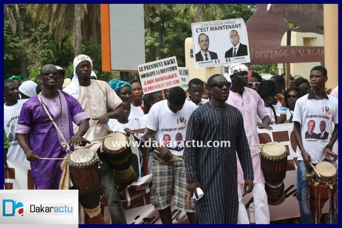 Mbaye Diéye Faye et son groupe à l'arrivée de François Hollande (PHOTO) Mbaye Diéye Faye et son groupe à l'arrivée de François Hollande (PHOTO)