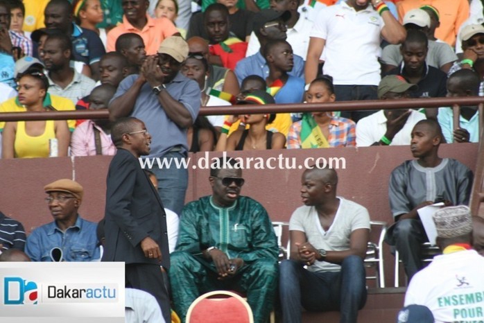 Match Sénégal /Côte d'Ivoire : le député Abdou Mbow prend place aux côtés de Pape Diouf, ancien Président de l' OM.