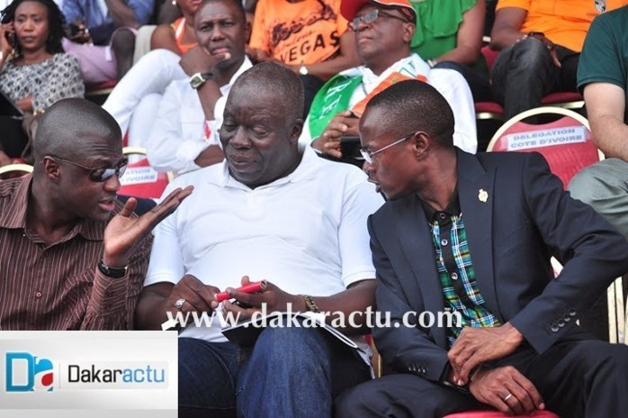 Dr Malick Diop , Diopsy et Abdou Mbow entrain de discuter football Dr Malick Diop , Diopsy et Abdou Mbow entrain de discuter football