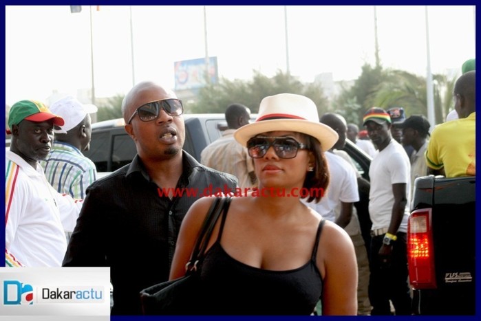 L'arrivée au Stade de Valérie, la femme de El Diouf accompagnée de Paco Jackson