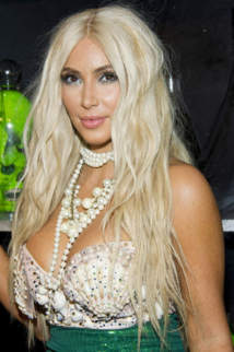 Kim Kardashian en sirène blonde pour Halloween (PHOTOS) Kim Kardashian en sirène blonde pour Halloween (PHOTOS)