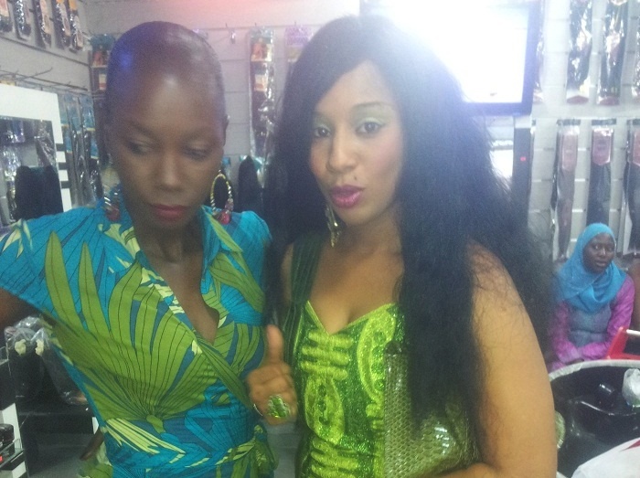 Le mannequin Amina Souaré accompagnée de l'actrice Rokhaya