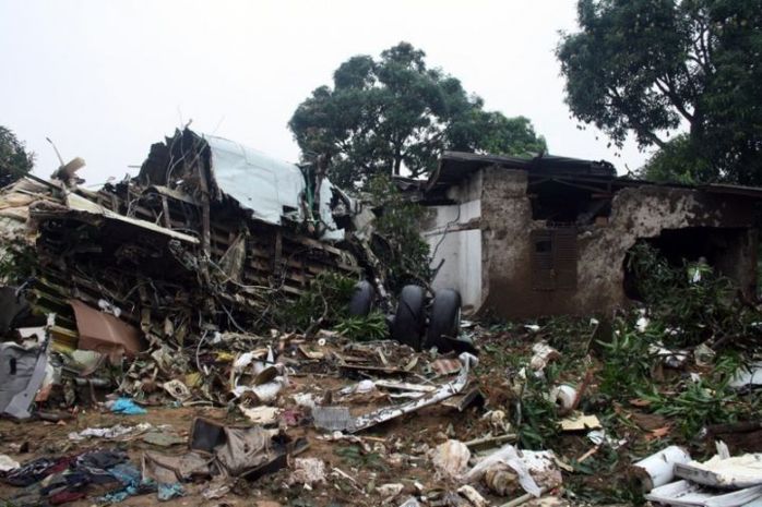 Brazzaville : un avion écrase plusieurs maisons(IMAGES)