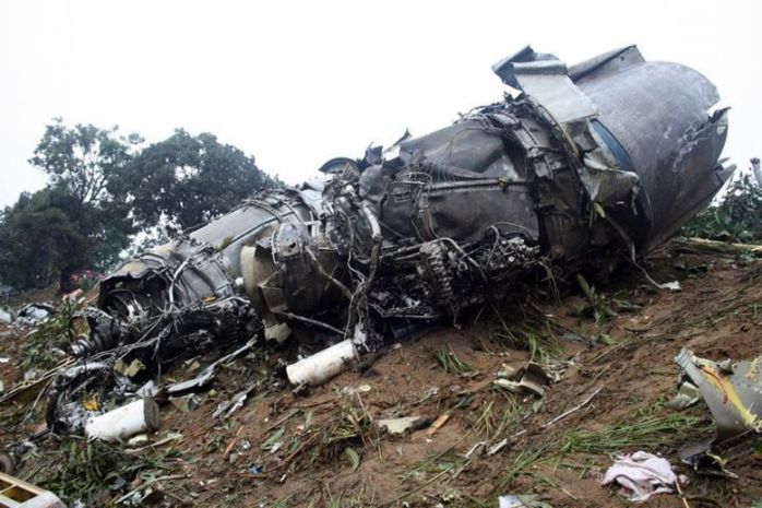 Brazzaville : un avion écrase plusieurs maisons(IMAGES)