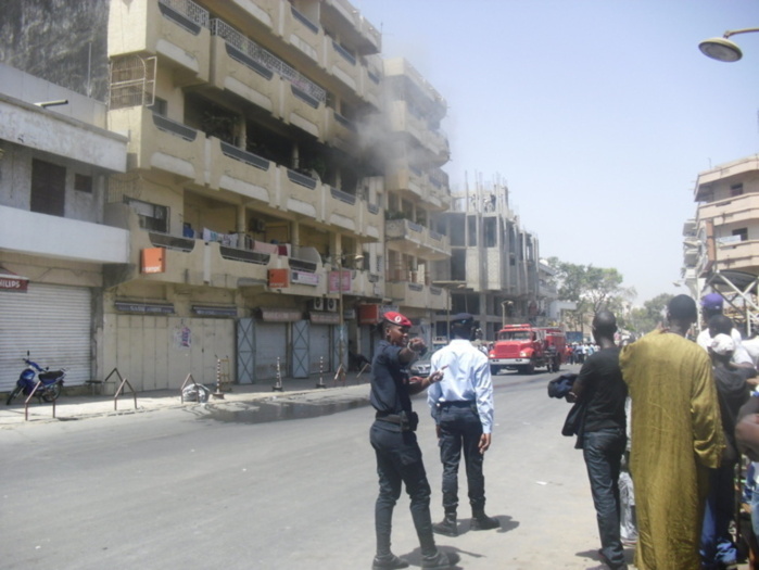 Les images de l'incendie qui s'est déclaré sur l'avenue Lamine Gueye cet après midi (IMAGES)