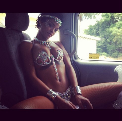 Image result for Rihanna met le feu au carnaval de La Barbade