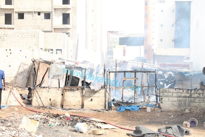 Incendie près du Cices Près d’une dizaine de baraques réduites en cendres (IMAGES) Incendie près du Cices Près d’une dizaine de baraques réduites en cendres (IMAGES)