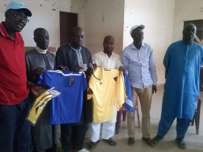 El Malick Seck offre deux jeux de maillots, une enveloppe financière et va sponsoriser le club Mbaxaan de la zone Nord El Malick Seck offre deux jeux de maillots, une enveloppe financière et va sponsoriser le club Mbaxaan de la zone Nord
