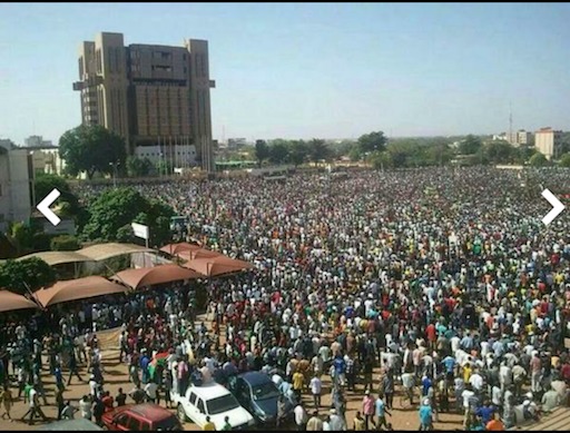 Burkina Faso : la place de la nation prise d'assaut par les populations (IMAGES)
