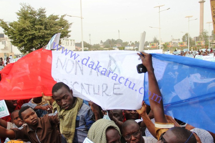DAKAR : des manifestants musulmans brûlent le drapeau français