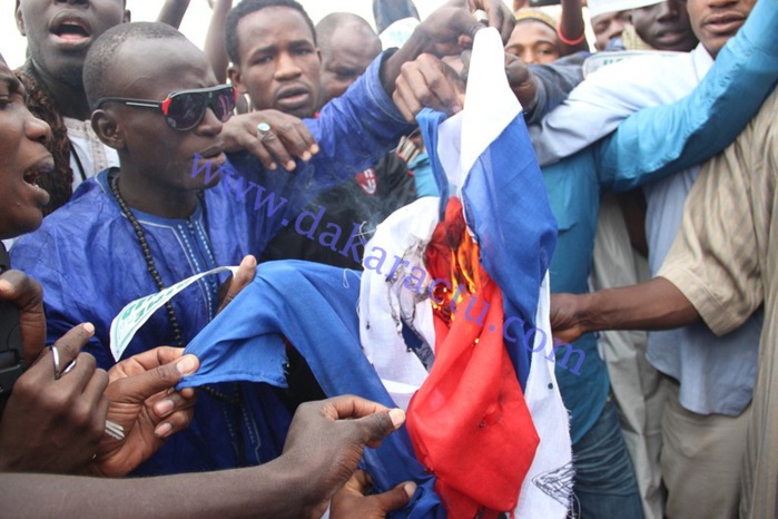 DAKAR : des manifestants musulmans brûlent le drapeau français