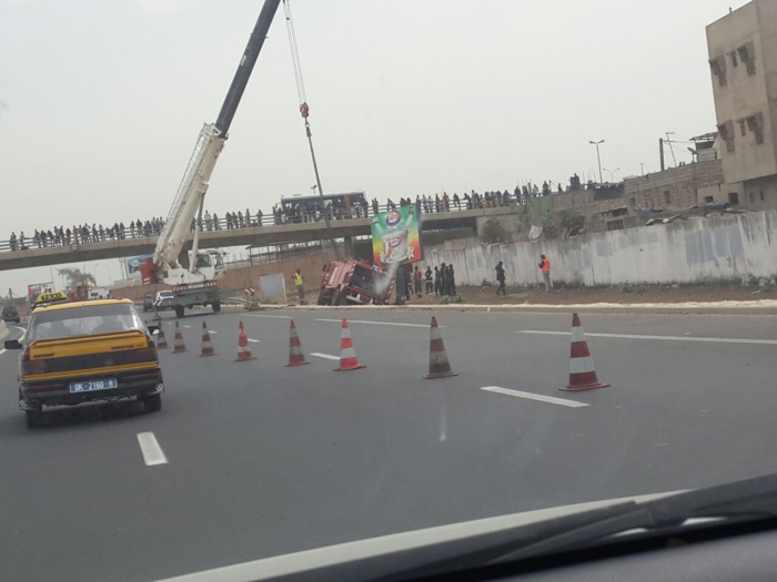 Autoroute à péage : Un camion des sapeurs-pompiers fait une sortie de route et termine sa course sur le bas côté