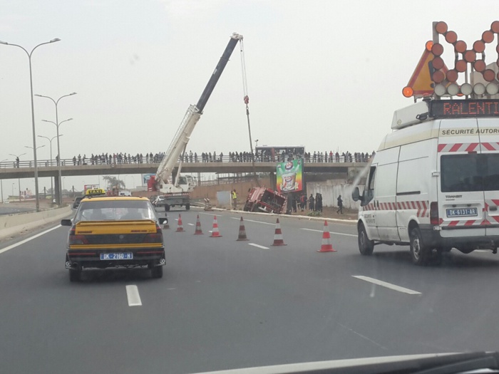 Autoroute à péage : Un camion des sapeurs-pompiers fait une sortie de route et termine sa course sur le bas côté